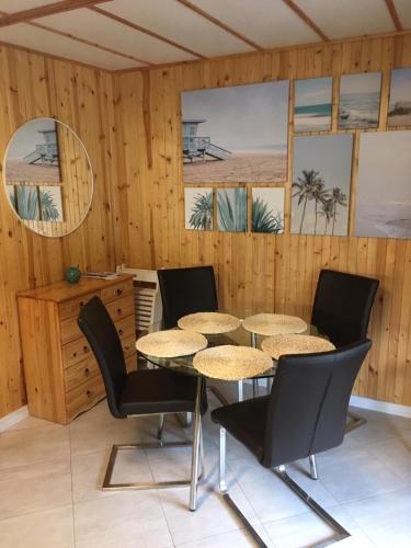 a room with a table and chairs and a mirror at Domek Salted Caramel z SAUNĄ relaks blisko Łeby in Żarnowska