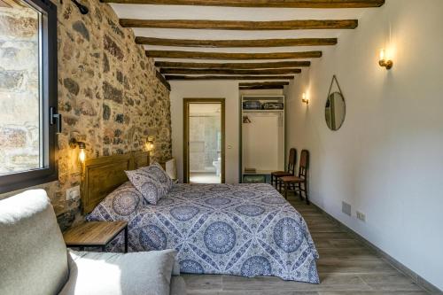 A bed or beds in a room at Casa rural Mas Plantalech