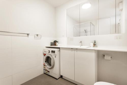 Kupatilo u objektu Cottesloe Beach View Apartment - EXECUTIVE ESCAPES