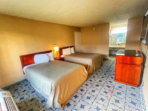 Un pat sau paturi într-o cameră la GLH Hotel
