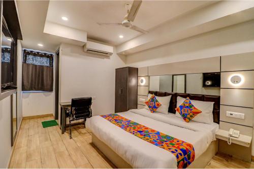 1 dormitorio con 1 cama grande y escritorio en FabHotel F9 Kirti Nagar, en Nueva Delhi