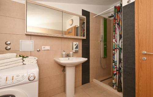 bagno con lavandino e lavatrice di Apartments Villa Filip a Trogir