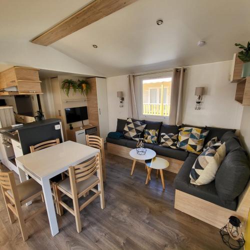 un salon avec un canapé et une table dans l'établissement La Pointe de Sel, à Canet