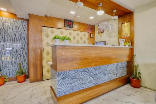 un ristorante con una porta in legno e un bancone di Hotel Dwarika Inn a Indore