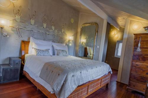 a bedroom with a large bed and a large mirror at Villa Cerrado das Fontainhas SPA in Sintra