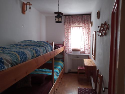 Łóżko lub łóżka piętrowe w pokoju w obiekcie Stella alpina