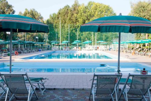 Residenza Alberghiera Italia tesisinde veya buraya yakın yüzme havuzu