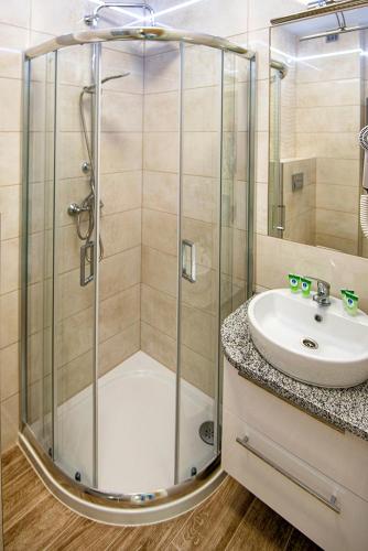 a bathroom with a shower and a sink at Ośrodek Uzdrowiskowy Biawena in Wysowa-Zdrój