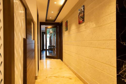 a hallway of a house with wooden walls and a door at Hotel Dream Inn in Rishīkesh