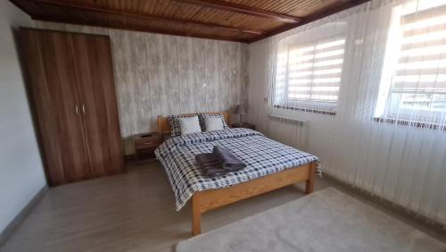 ミコワイキにあるApartament OLTO Mikołajkiの窓付きの部屋にベッド付きのベッドルーム1室があります。