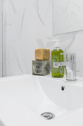 un comptoir de salle de bain avec un lavabo et des articles de toilette dessus dans l'établissement Le Concorde 1 - Appartement 1 chambre Terrasse Clim Calanques Vélodrome, à Marseille