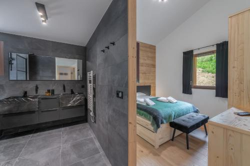 Postel nebo postele na pokoji v ubytování Quintessence - Apt B303 - Châtel - Châtel Multipass Été 2025 en option au tarif de 3euros par jour et par personne