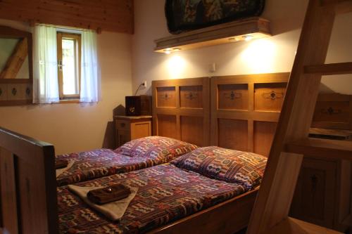 Habitación pequeña con cama y escalera en Yveta - Depandance Horské Zátiší en Horni Misecky
