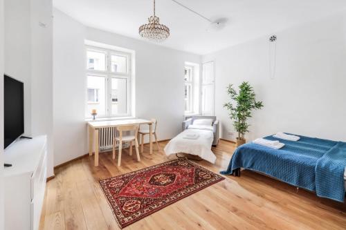 um quarto branco com uma cama e uma mesa em WeHost Oikokatu em Helsinque
