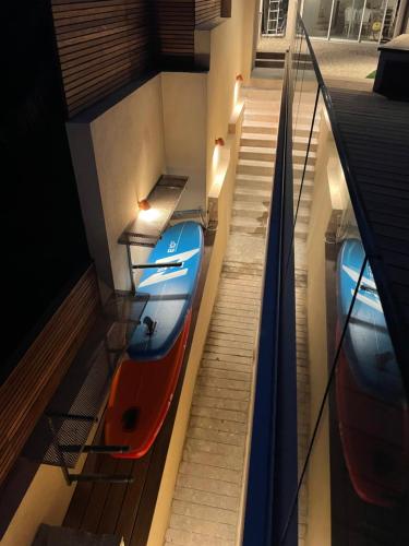 2 voitures garées sur un escalier dans un bâtiment dans l'établissement villa La Musarde, à Sainte-Maxime