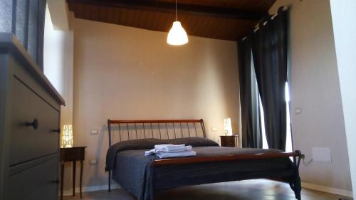 アメリアにあるResidenza del Borgoのベッドルーム1室(青い毛布付きのベッド1台付)
