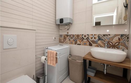 Koupelna v ubytování Amazing Home In Baska Voda With House Sea View