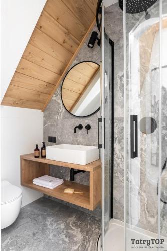 Ένα μπάνιο στο TatryTop Apartamenty przy stoku Białka Ski