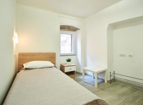 מיטה או מיטות בחדר ב-Roviv Apartments in the Old Town by Irundo