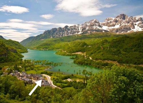 a view of a river with a mountain in the background at Los Cachorros in El Pueyo de Jaca