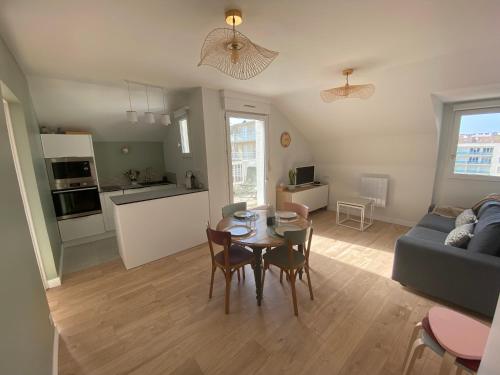un salon avec une table et un canapé dans l'établissement La Marée ZéLée - appartement à 50 mètres de la mer, à Wimereux