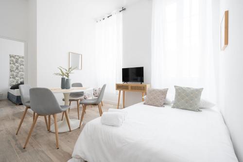 a white room with two beds and a table at Le Concorde 2 Calanques Vélodrome JO24- MaisonMars in Marseille