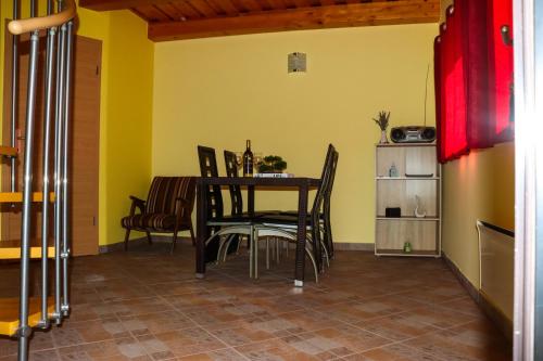 - une salle à manger avec une table et des chaises dans l'établissement Počitniška hiška pod Hadikom, à Lendava
