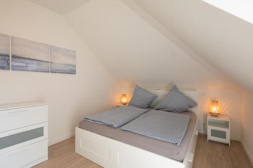 Cama o camas de una habitación en Wohnen am Südstrand - Ferienwohnung 2 1