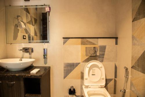 a bathroom with a toilet and a sink at Hotel Dream Inn in Rishīkesh