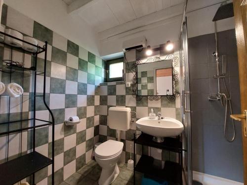 a bathroom with a toilet and a sink at Centrum Családi apartmanok in Balatonfüred
