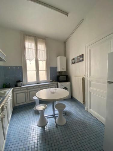 Kuchyňa alebo kuchynka v ubytovaní Nice Apt With Balcony In The Heart Of Nantes!