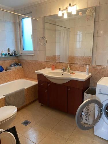 a bathroom with a sink and a toilet and a bath tub at Comfortable and Modern Holiday Apartment - Alex Apartment II in Daratso