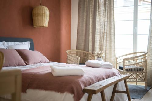 Les pénates bordelaises - Maison d'hôtes - Guesthouse في بوردو: غرفة نوم عليها سرير ووسادتين