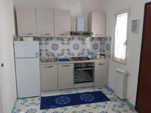 uma cozinha com um frigorífico branco e um fogão em Little House Forio em Ischia