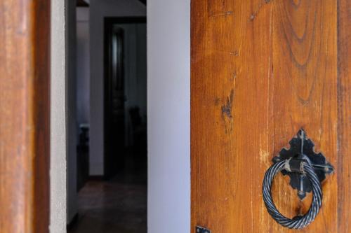 a close up of a wooden door with a handle at Παραδοσιακό Πηλιορείτικο αρχοντικό στη Βυζίτσα- Traditional villa in Vizitsa, Pelion in Vyzitsa