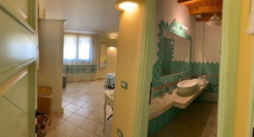 a bathroom with a sink and a mirror at B&b Domo La Laguna in Càbras