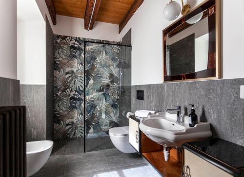 bagno con lavandino e doccia in vetro di La Casermetta a Santa Maria Maggiore