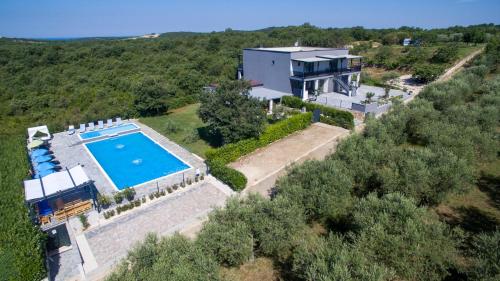 una vista aérea de una casa con piscina en Apartments Lucy, en Rovinj