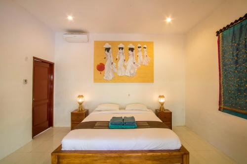 a bedroom with a bed with a blue bag on it at Aaliku Bungalows in Gili Trawangan
