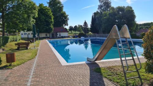 Bazén v ubytovaní Pension Wernesgrün alebo v jeho blízkosti