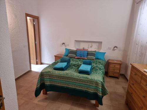 una camera da letto con un letto grande con cuscini blu di Cabanas de Tavira Unique, Luxury 2,5 bedroom House 50 meters to the water a Cabanas de Tavira