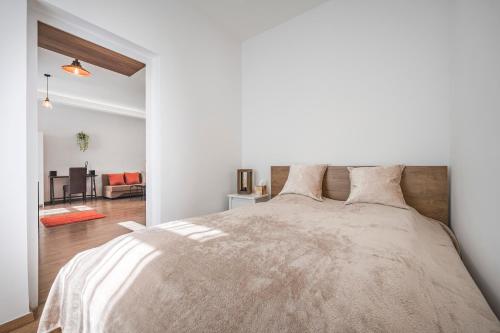 een slaapkamer met een bed en een woonkamer bij Design Home @ Rumbach in Boedapest