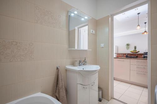 y baño con aseo y lavamanos. en Design Home @ Rumbach, en Budapest
