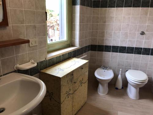uma casa de banho com um lavatório, um WC e uma banheira em Charming 3 Bed Villa in Otricoli stunnings views em Otricoli