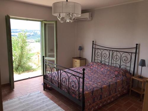 um quarto com uma cama e uma grande janela em Charming 3 Bed Villa in Otricoli stunnings views em Otricoli