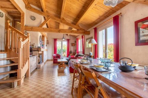 Il dispose d'une cuisine et d'un salon avec une grande table en bois. dans l'établissement Maison pour 8 personnes au cœur de la Sauzaie et à 600 m de la plage, à Bretignolles-sur-Mer