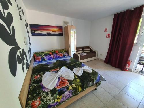 - une chambre avec un lit fleuri dans l'établissement Casa Maria Saturn, à Saturn