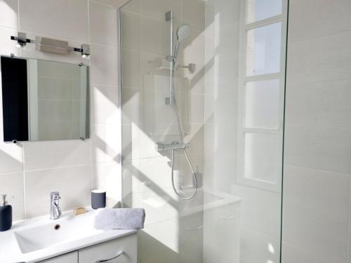 baño blanco con ducha y lavamanos en Confortable T2 sur les rives de la Charente, en Angulema