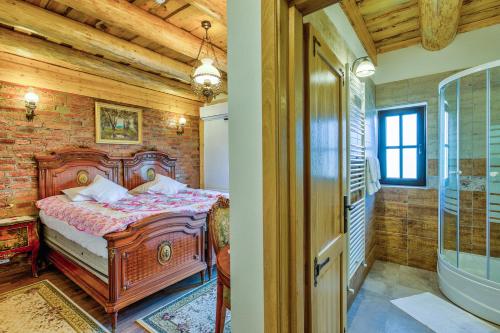 Casa Ambient في كريستيان: غرفة نوم مع سرير وحوض استحمام في غرفة