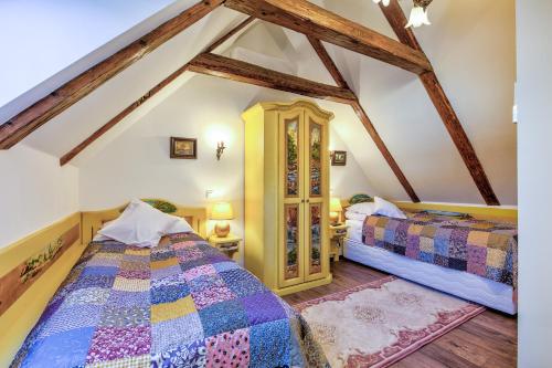 a attic bedroom with two beds and a dresser at Casa Ambient in Cristian